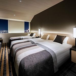 Deluxe Triple Room 30th Floor above Non-Smoking